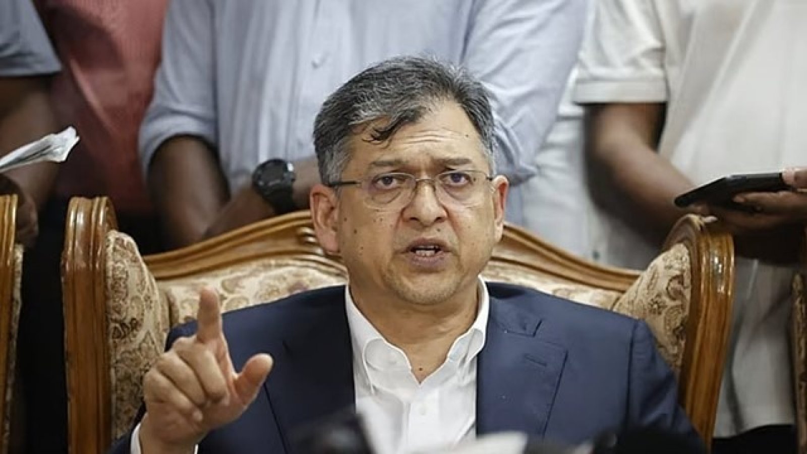 আওয়ামী আমলে দেওয়া অস্ত্রের লাইসেন্স যাচাই-বাছাই হবে: স্বরাষ্ট্রমন্ত্রী