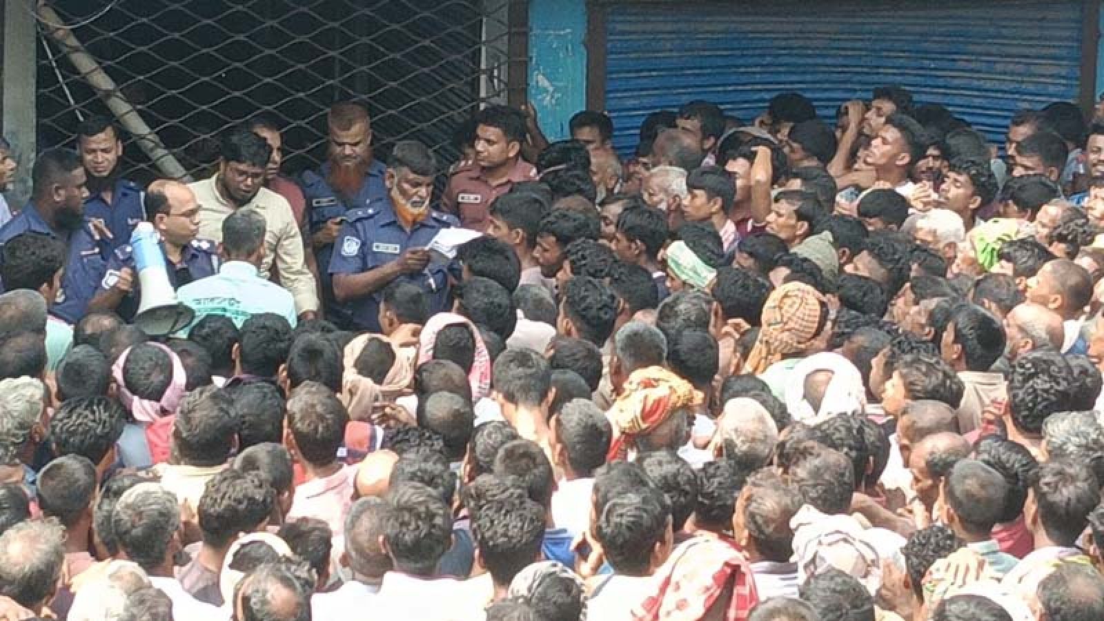 শিবগঞ্জে লাইনে দাঁড়িয়ে কৃষকের রাত পার, তবু মিলছে না সার