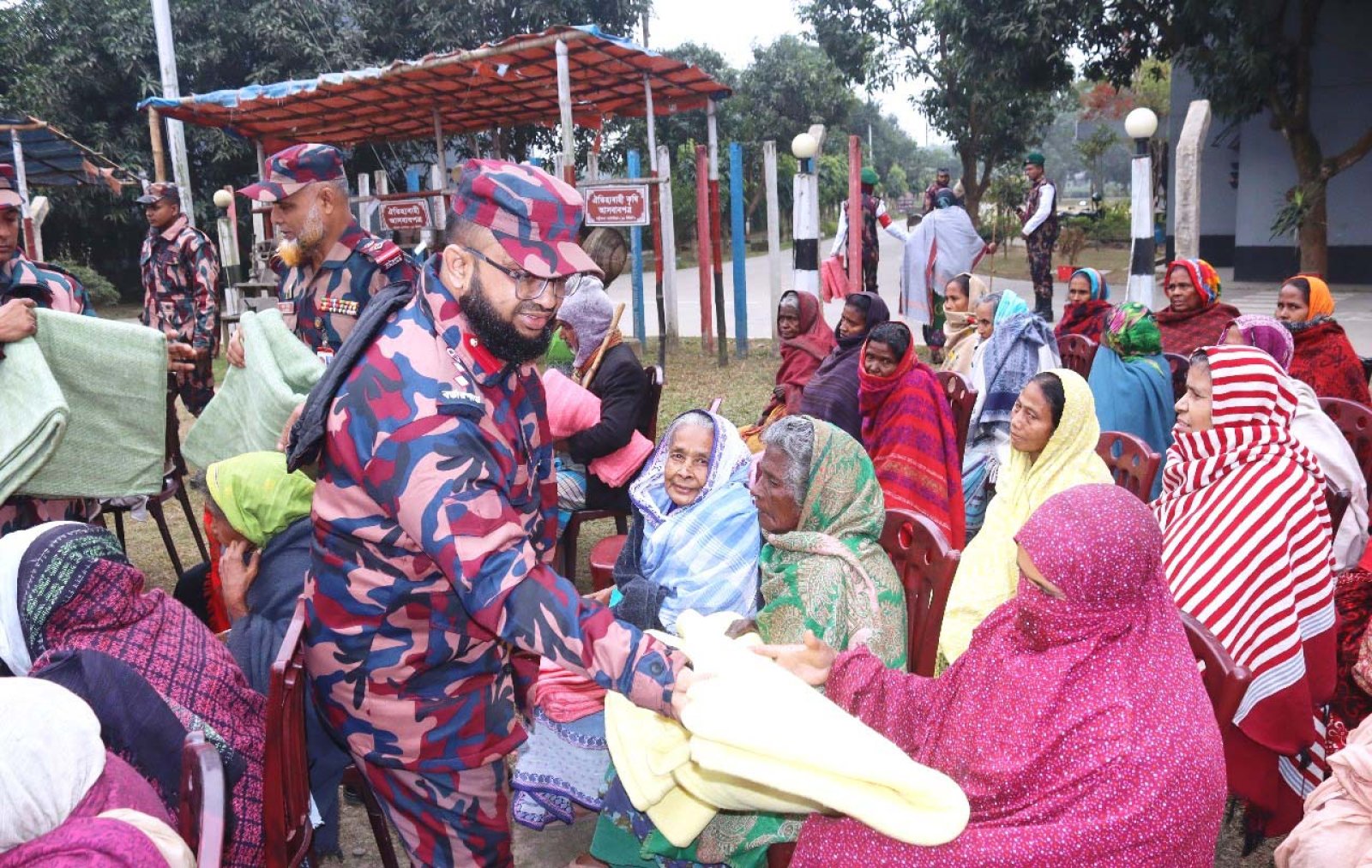 পত্নীতলা ১৪ বিজিবি’র শীতবস্ত্র পেলো ১০০ অসহায় মানুষ