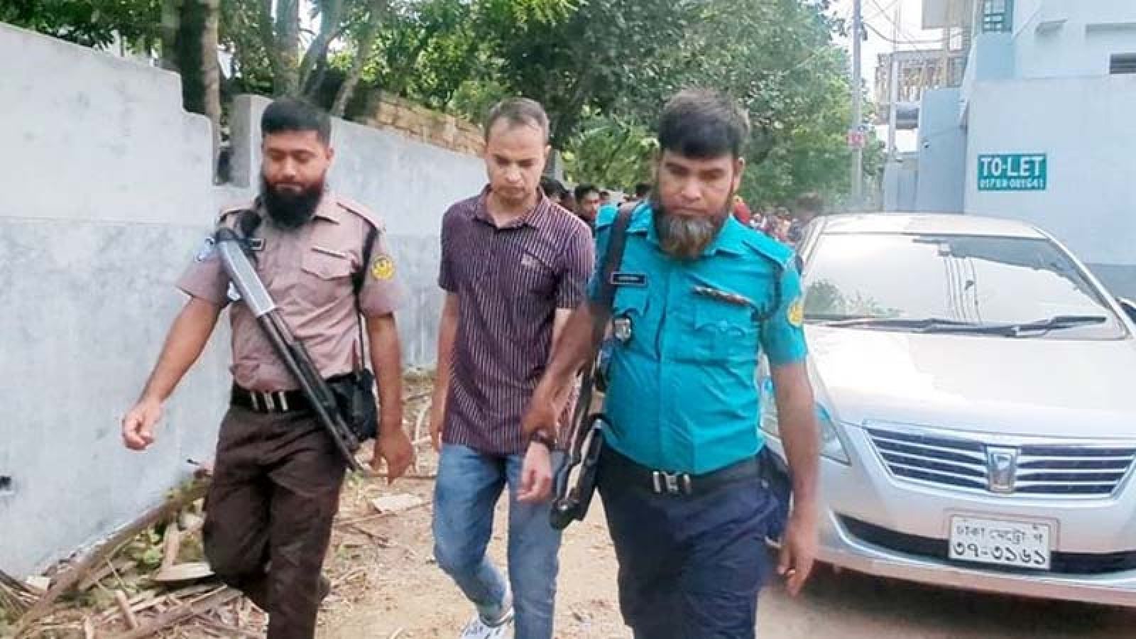ফ্ল্যাটে অন্য নারীর সঙ্গে পুলিশ কর্মকর্তা, ধরিয়ে দিলেন ষষ্ট স্ত্রী