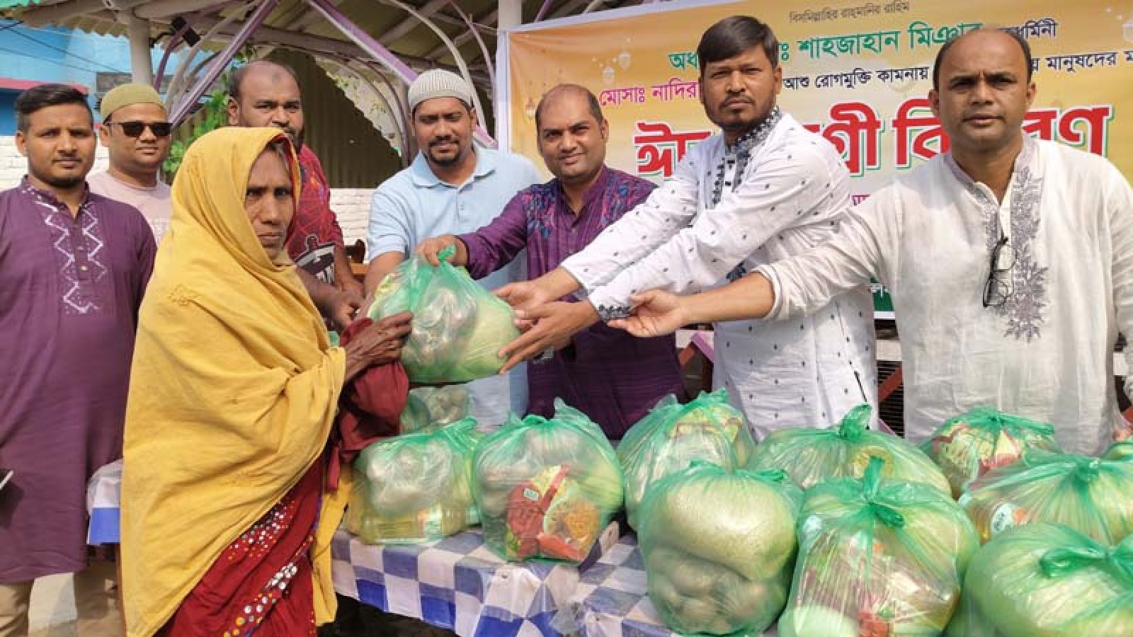 শিবগঞ্জে দেড় শতাধিক পরিবার পেল খাদ্য সামগ্রী