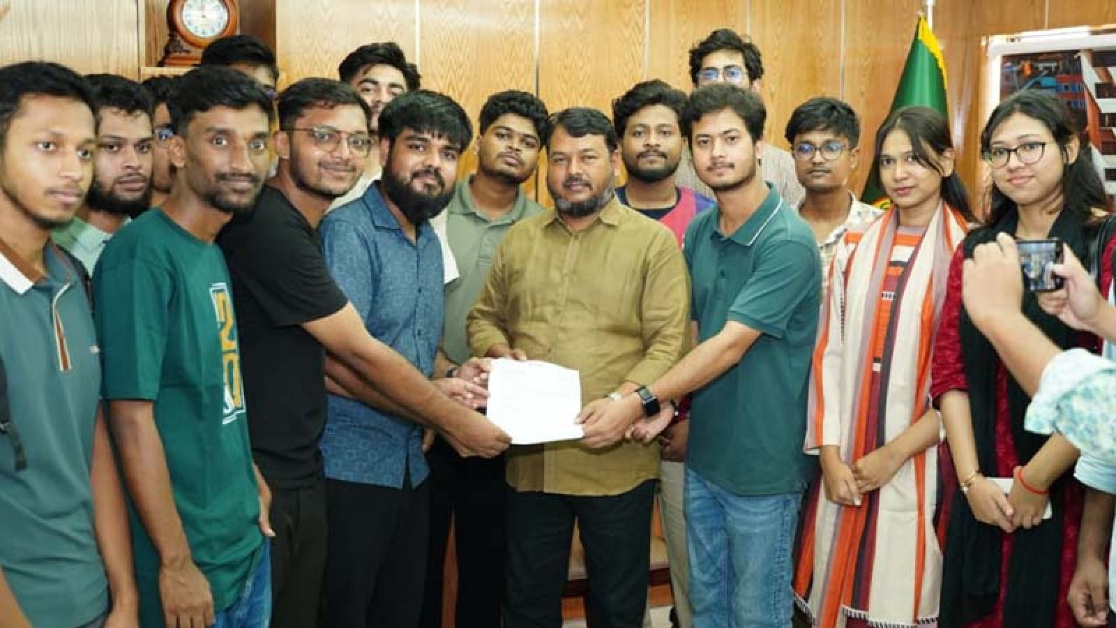 অবৈধ স্থাপনা উচ্ছেদ ও সীমানাপ্রাচীর পুনরুদ্ধারের দাবিতে রাসিক প্রশাসকের কাছে রুয়েট শিক্ষার্থীদের স্মারকলিপি প্রদান
