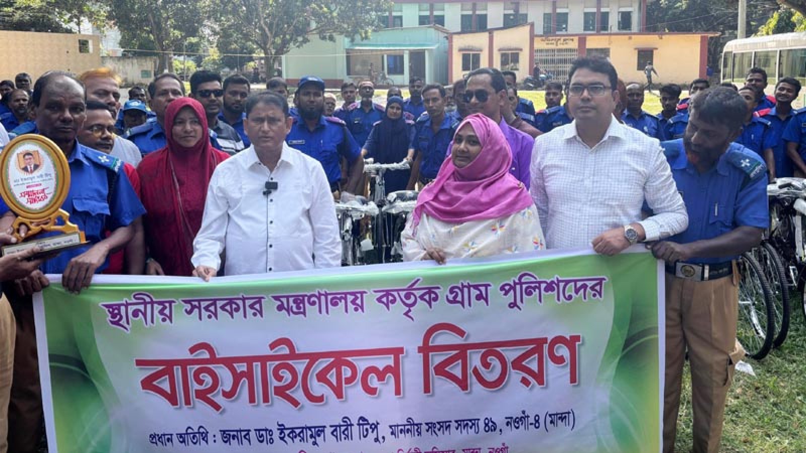 মান্দায় গ্রাম পুলিশের মাঝে বাইসাইকেল বিতরণ