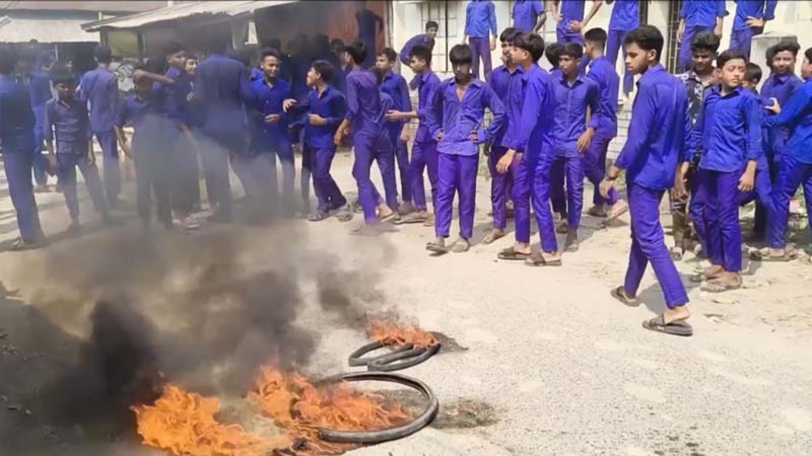 মান্দায় খেলার মাঠের দাবিতে ক্লাস বর্জন করে শিক্ষার্থীদের বিক্ষোভ