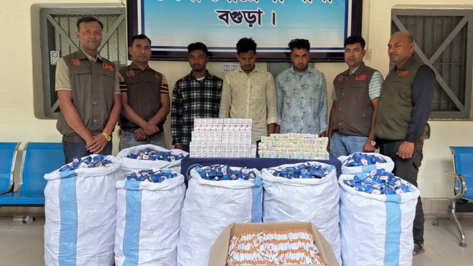 বগুড়ায় অবৈধ সিগারেট কারখানায় ডিবির অভিযান, বিপুল নকল পণ্যসহ ৩ জন গ্রেফতার