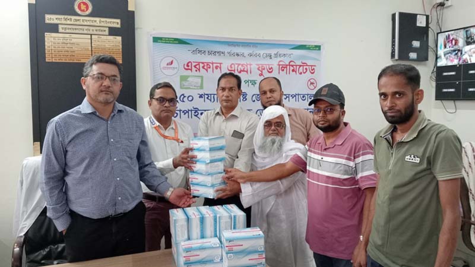 চাঁপাইনবাবগঞ্জে ডেঙ্গু মোকাবিলায় ১২০০ কিট দিল এরফান গ্রুপ