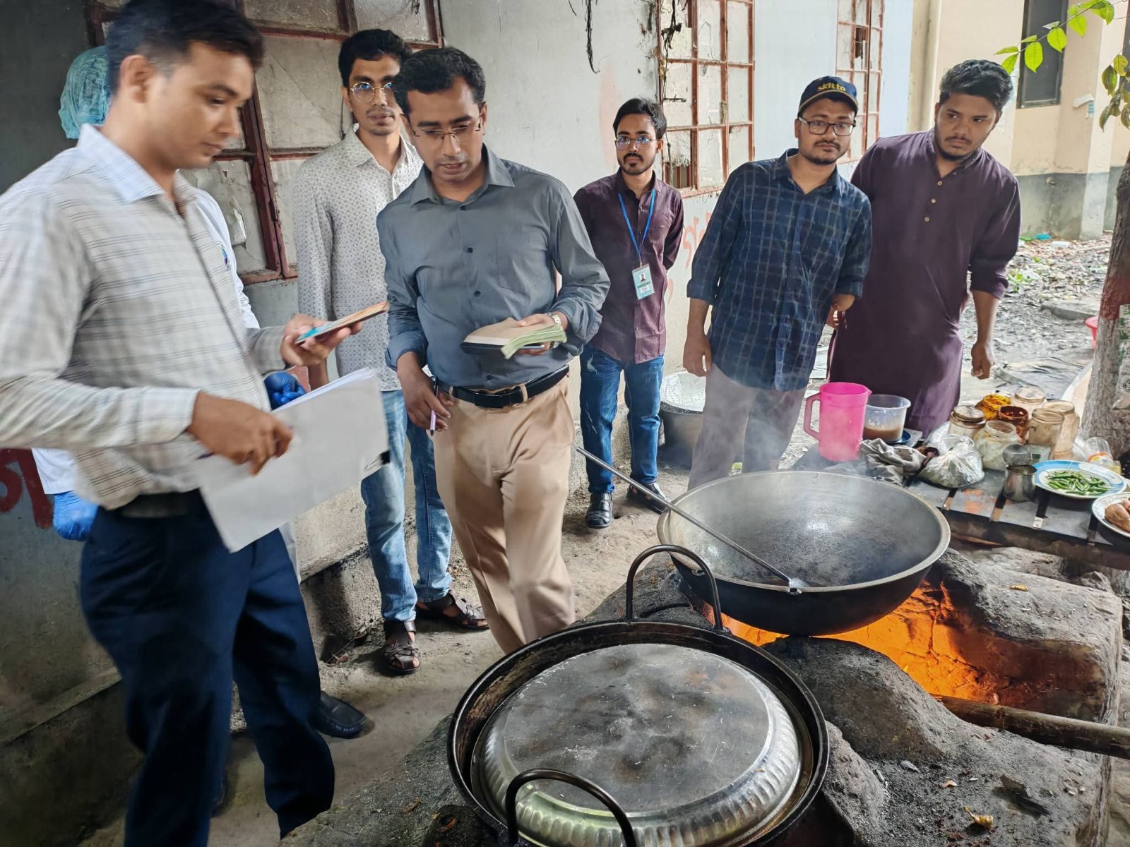 রাবিতে খাবারের দোকানে অভিযান, ৩২ হাজার টাকা জরিমানা