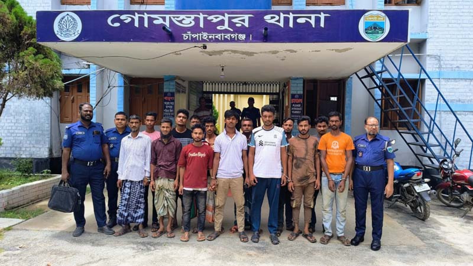 গোমস্তাপুরে মাদকদ্রব্যসহ বিভিন্ন মামলার ১৩ আসামি আটক