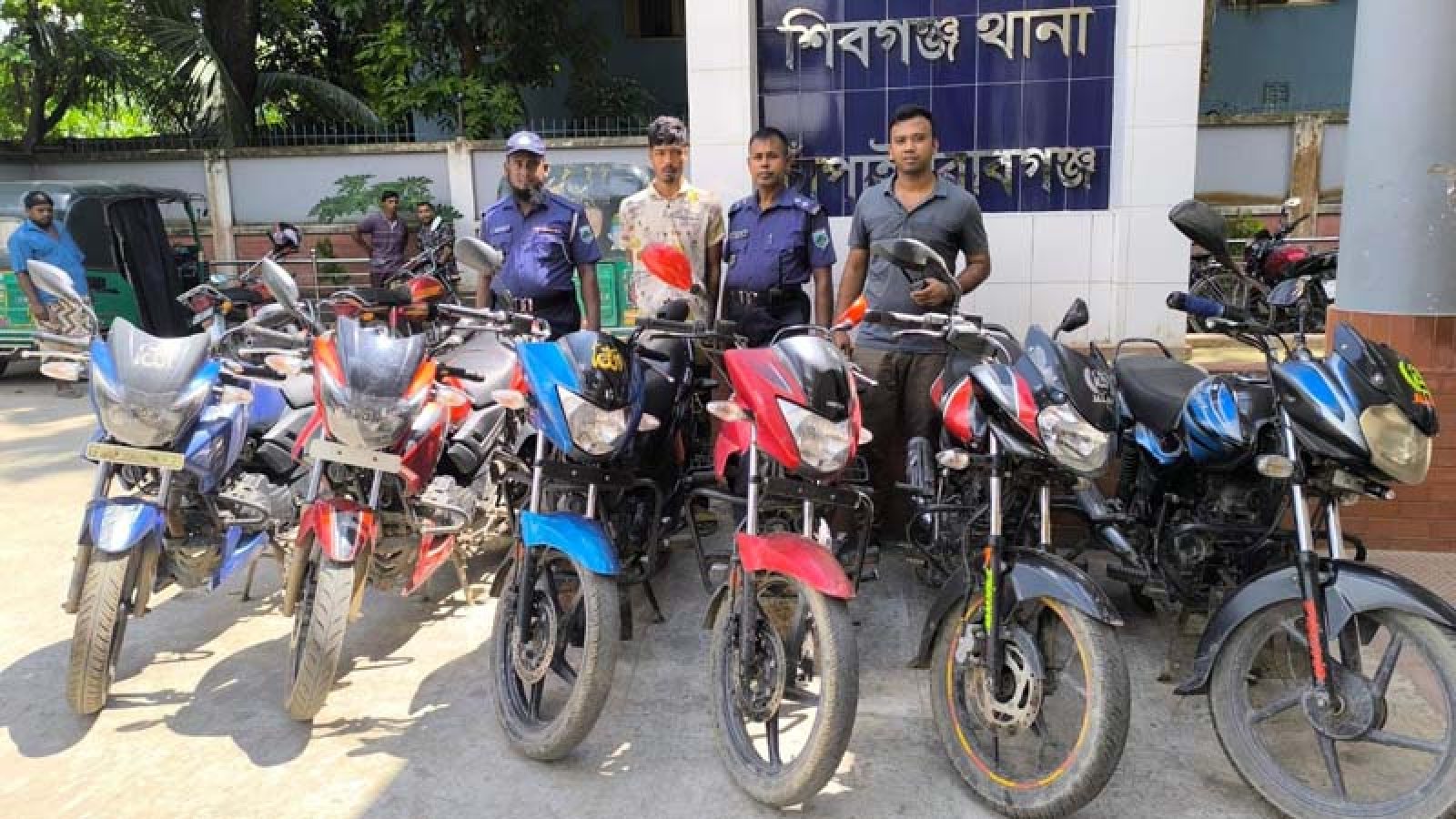 শিবগঞ্জে ৬টি চোরাই মোটরসাইকেলসহ চোর আটক