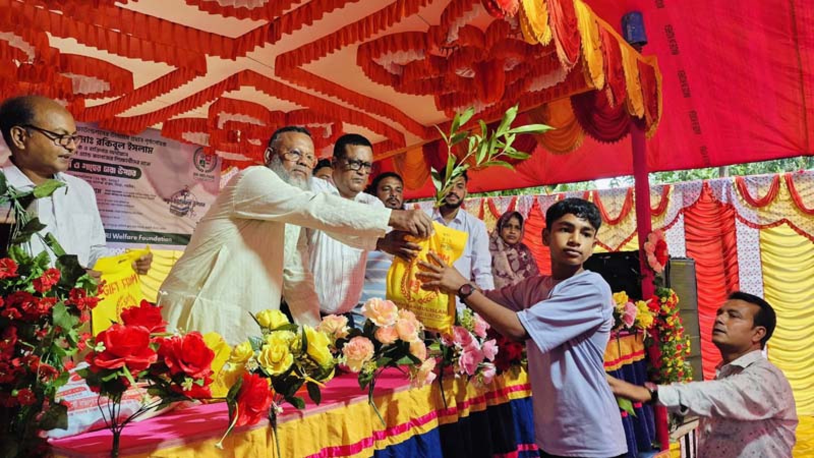 সিংড়ায় অধ্যক্ষের ব্যতিক্রমী উদ্যোগ, নিজ অর্থায়নে শিক্ষার্থীদের ইউনিফর্ম উপহার