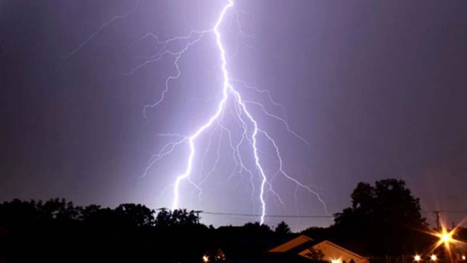 বজ্রপাতের ঝুঁকিতে চাঁপাইনবাবগঞ্জ