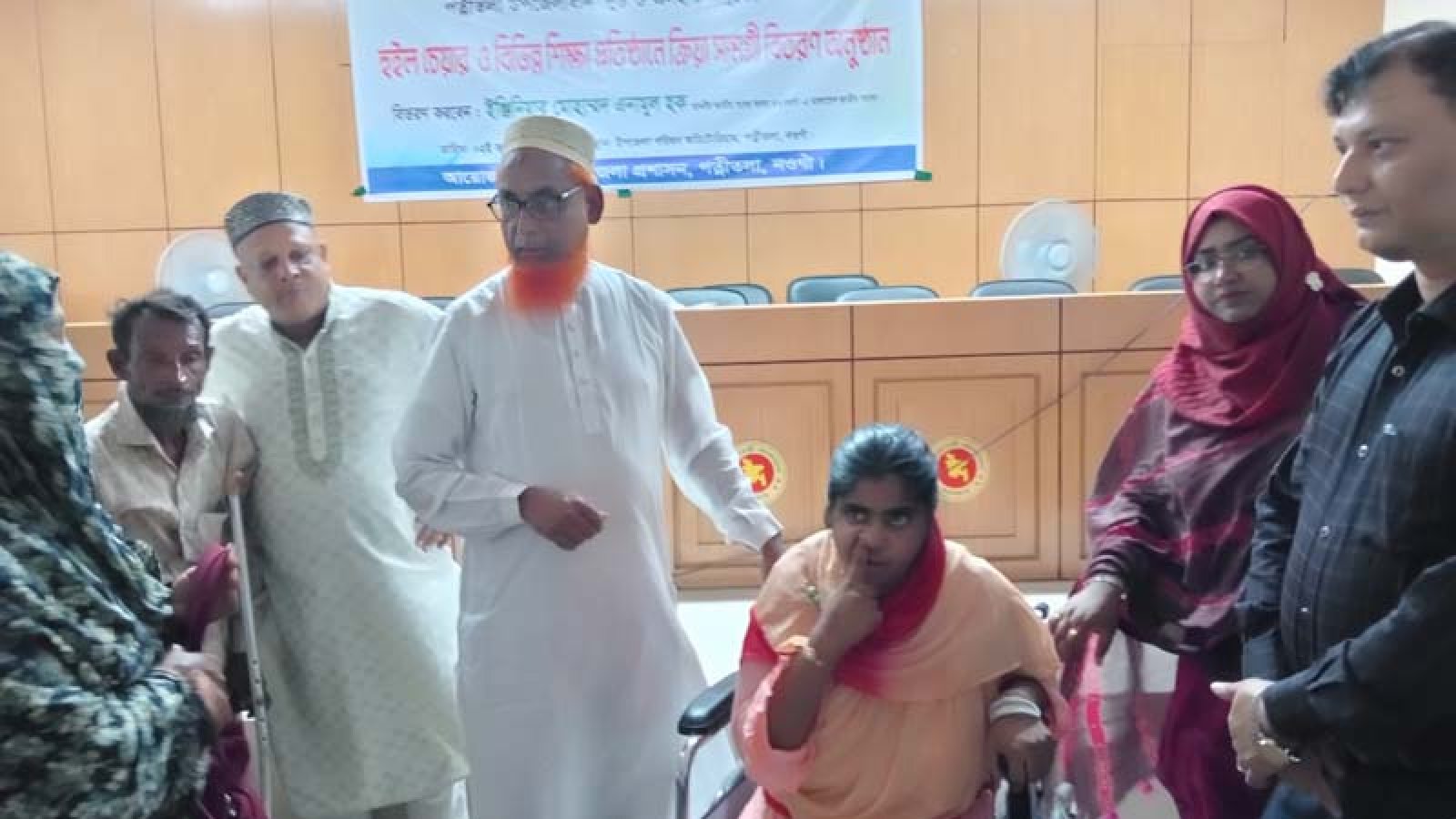 পত্নীতলায় ৫৪ প্রতিবন্ধী পেলো হুইলচেয়ার