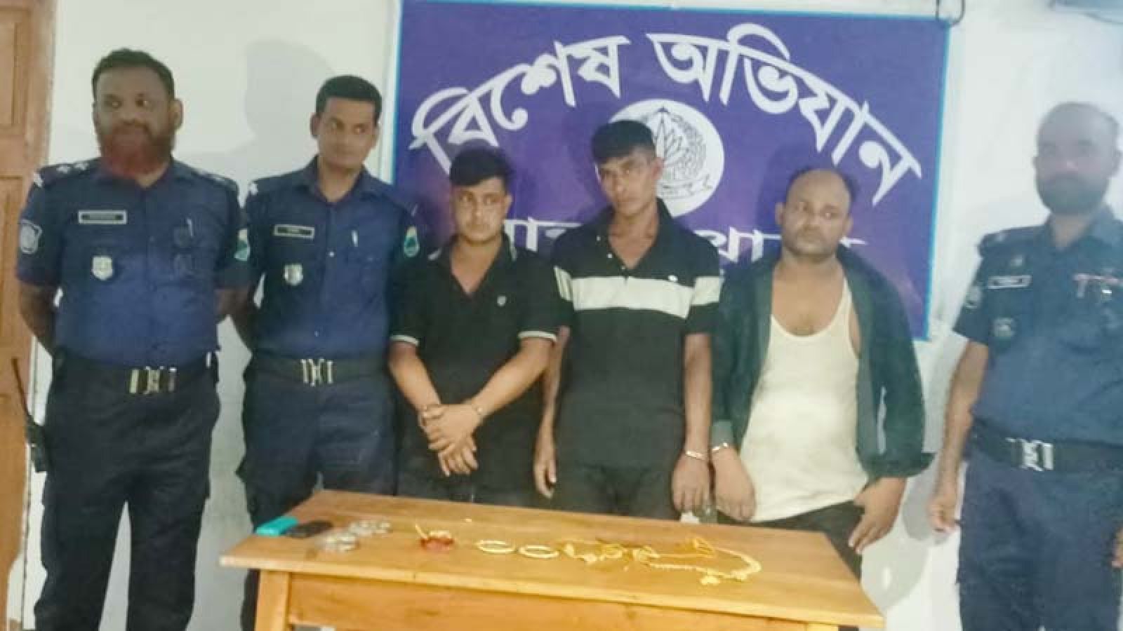 মান্দায় ডিবি পরিচয়ে বাড়িতে হানা, স্বর্ণালংকার লুটের অভিযোগ; তিনজন আটক