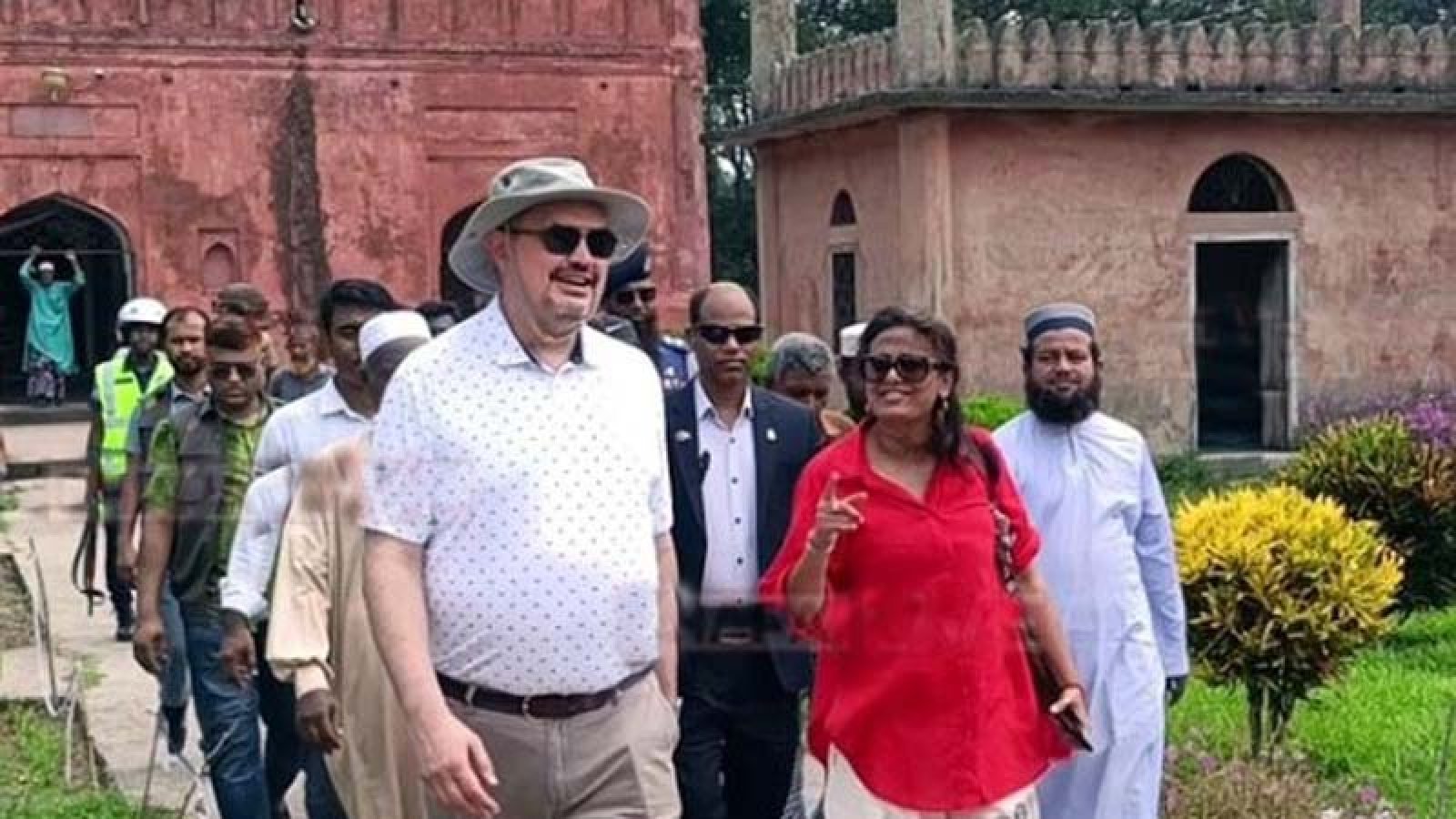 গৌড় নগরী ঘুরে গেলেন মার্কিন রাষ্ট্রদুত