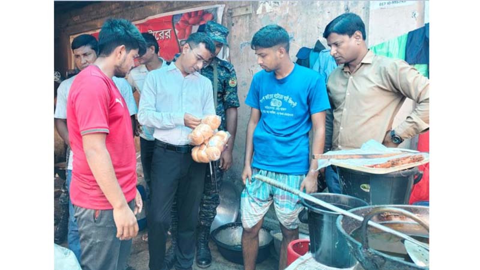 গোমস্তাপুরে ৩ প্রতিষ্ঠানকে ৭ হাজার টাকা অর্থদণ্ড