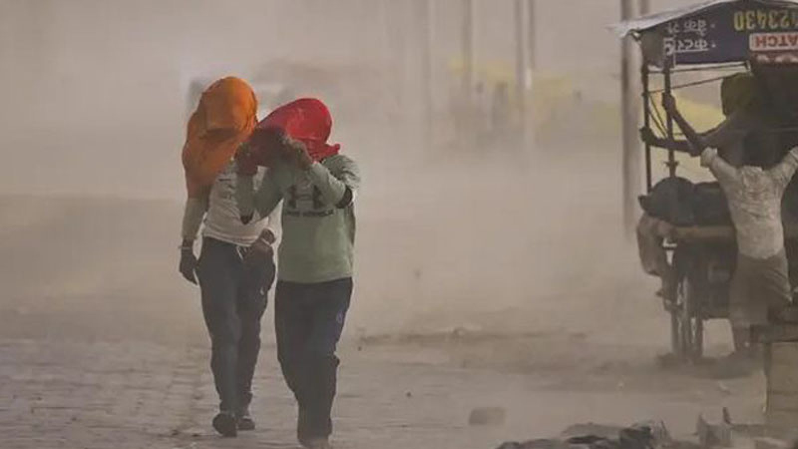 ভারতে শক্তিশালী ঝড়ে লন্ডভন্ড উত্তরপ্রদেশের ৩০ জেলা! ২৪ ঘণ্টায় মৃত ৮৯
