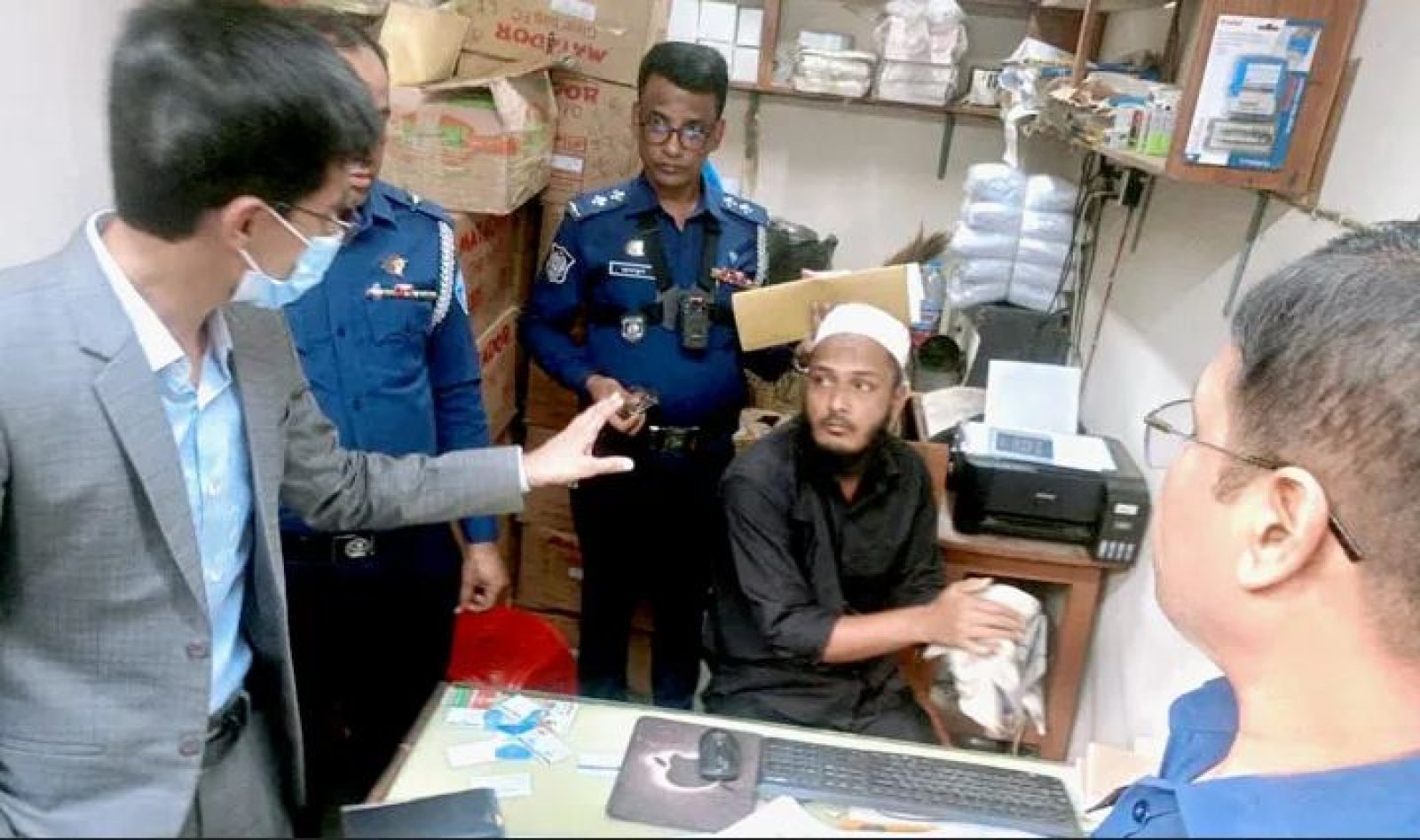 লক্ষ্মীপুরে ভোটের সিলসহ আটক ব্যক্তির রাজনৈতিক পরিচয় নিয়ে ধোঁয়াশা