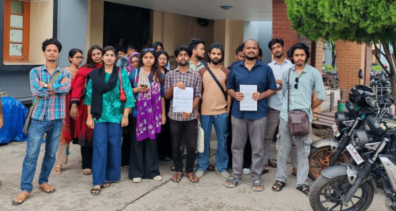 রাবি শিক্ষকের শাস্তি পুনর্বিবেচনার আশ্বাস, লিখিত না পেলে আন্দোলন চলবে