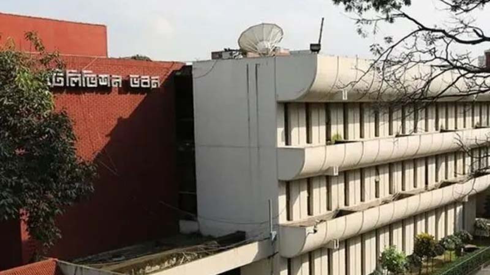 এবার বিটিভি ভবনের সামনে জোড়া ককটেল বিস্ফোরণ
