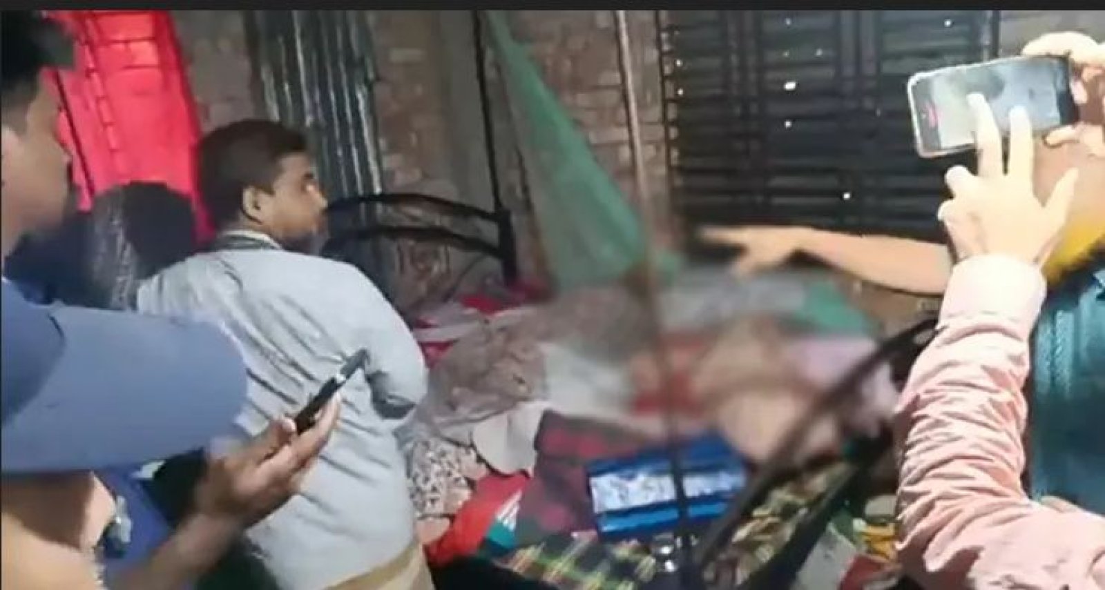 গভীর রাতে ঘরে ঢুকে প্রবাসীর স্ত্রীকে কুপিয়ে হত্যা