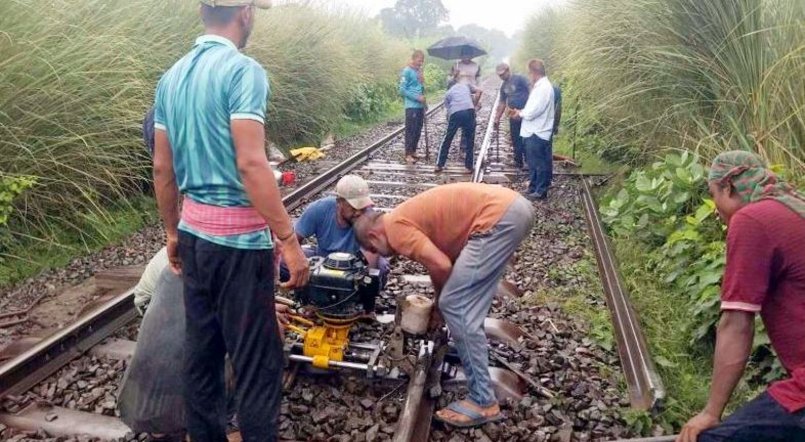 দুই দফা বন্ধ ট্রেন চলাচল, ৭ ঘণ্টা যাত্রীদের ভোগান্তি