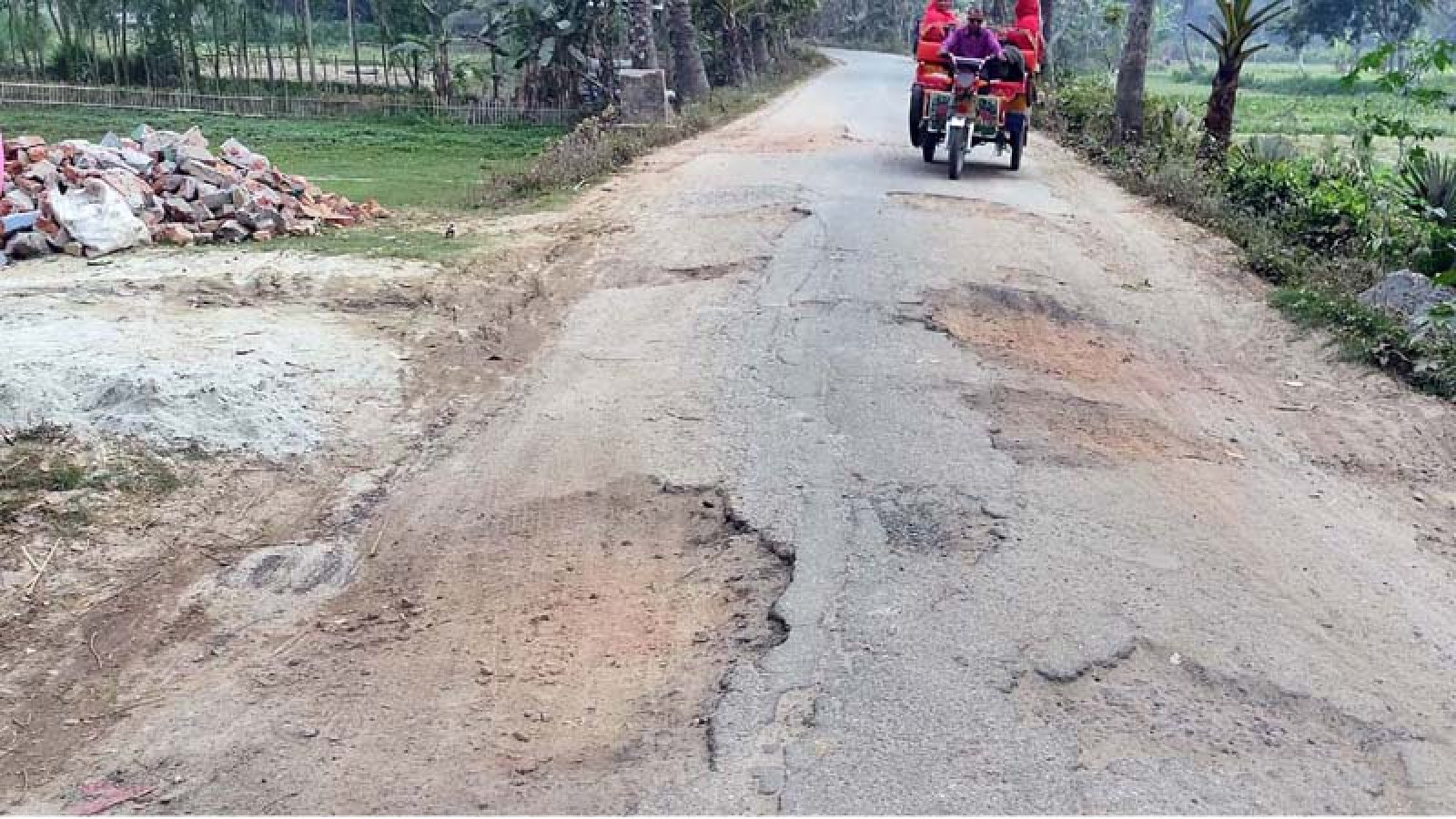 কার্যাদেশের এক বছর পরেও বদলগাছীতে সড়ক সংস্কারে কাজ শুরু করতে পারছে না ঠিকাদার
