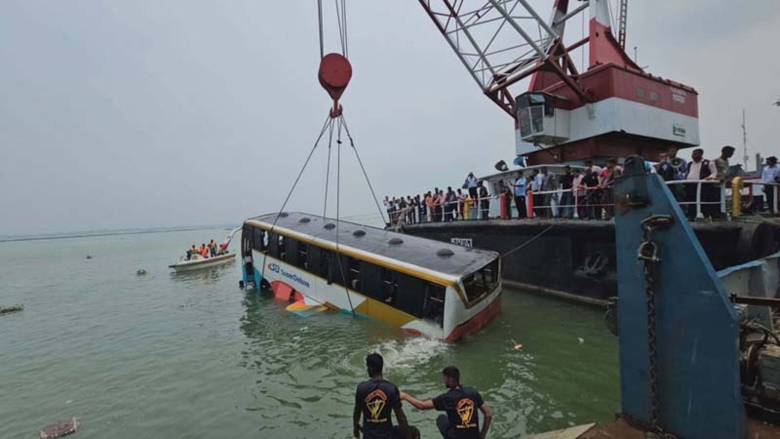 নদীতে পড়া বাসটি উদ্ধার