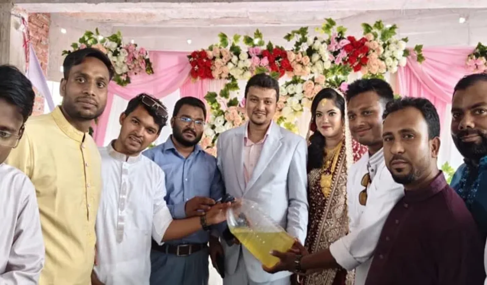 বিয়েতে ডিজেল উপহার পেলেন নেতা