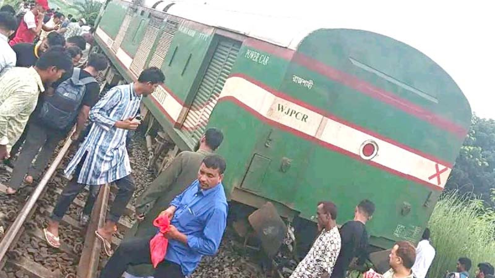 ঈশ্বরদী বাইপাসে একতা এক্সপ্রেস ট্রেন লাইনচ্যুত : উত্তরাঞ্চলে ট্রেন চলাচল বন্ধ