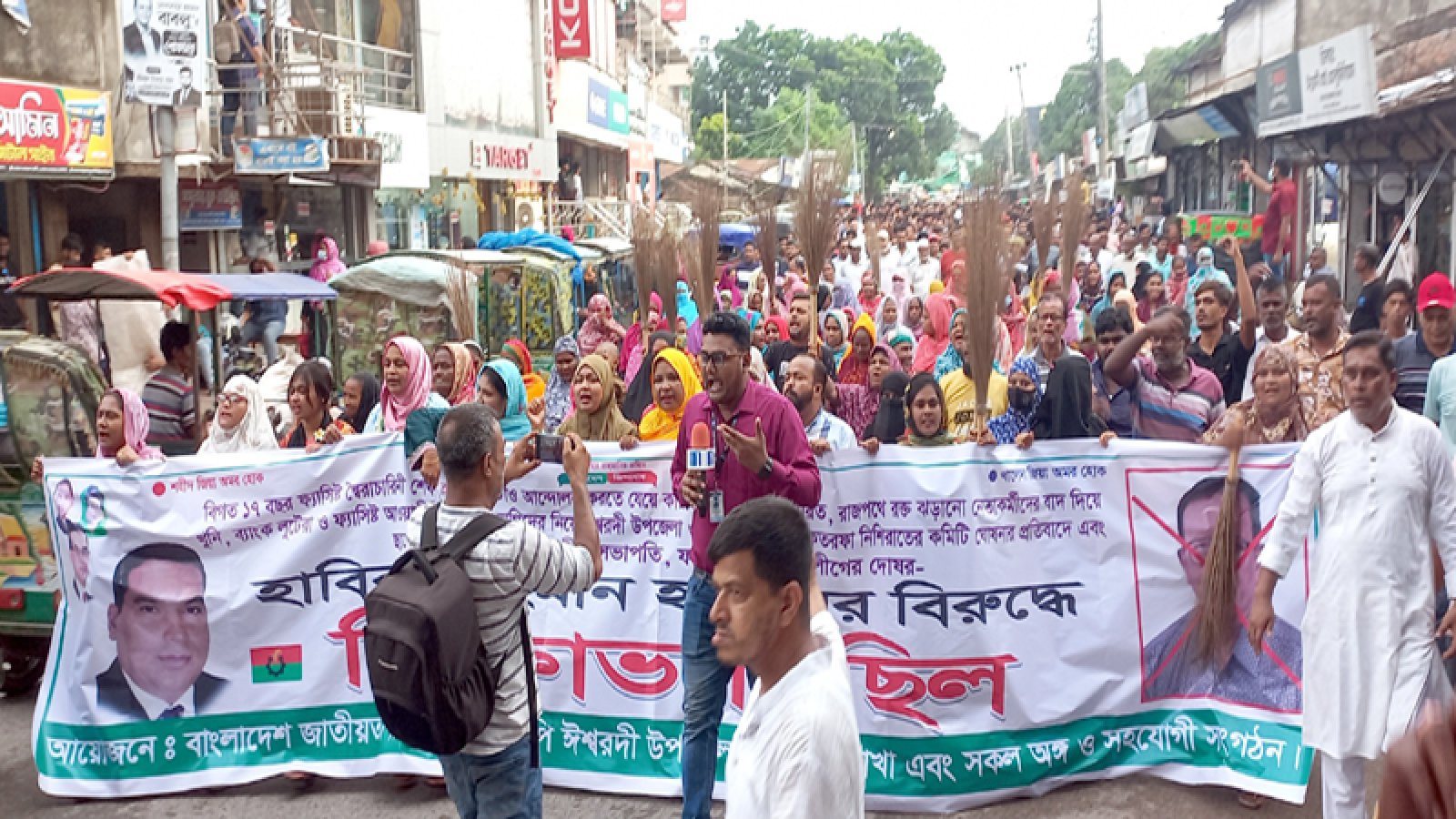 ঈশ্বরদীতে বিএনপি’র কমিটি বাতিলের দাবিতে দুই দফায় বিক্ষোভ ও ঝাড়ু মিছিল