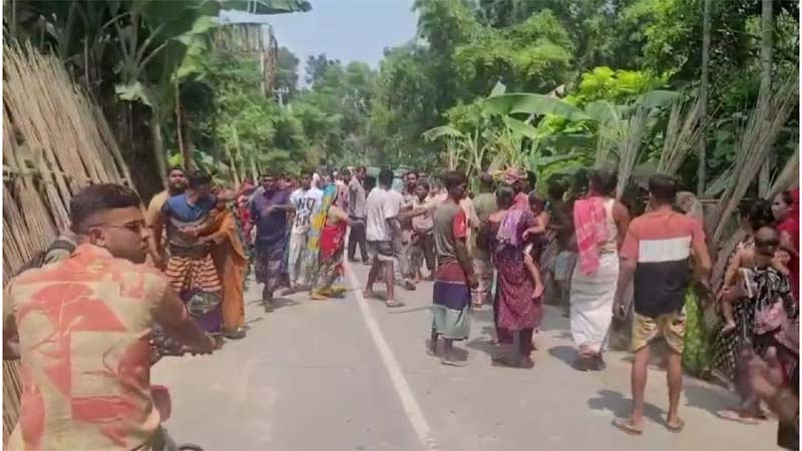 গুরুদাসপুরে জমি সংক্রান্ত বিরোধে দুই পক্ষের সংঘর্ষ, আহত-১০