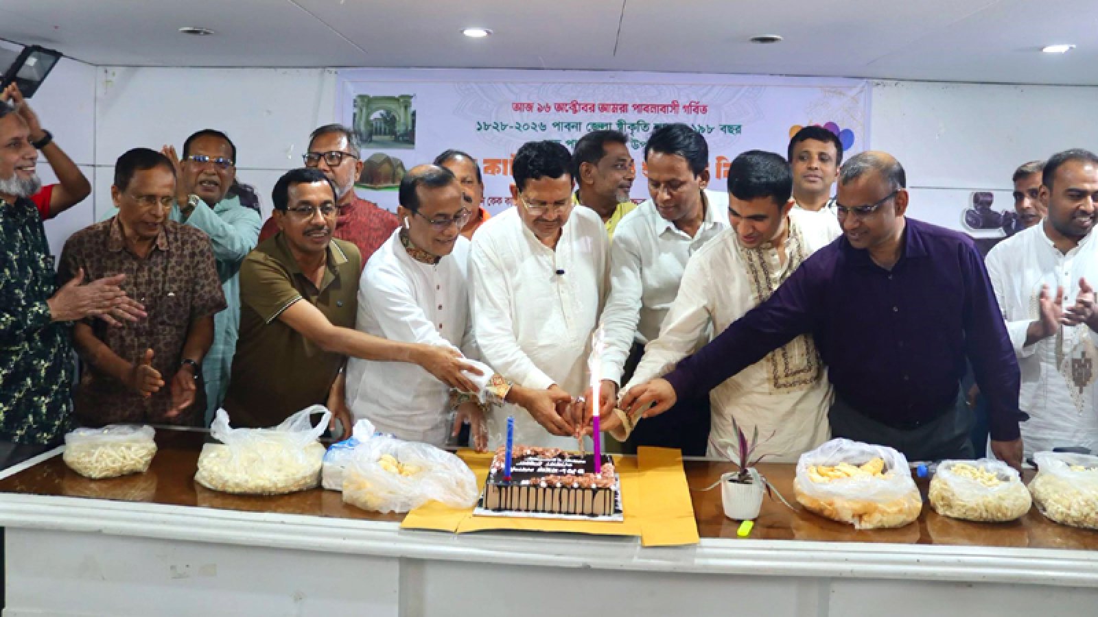 পাবনা জেলা স্বীকৃতি লাভের ১৯৮ বছর পূর্তিতে কেক কাটা, মিষ্টি মুখ