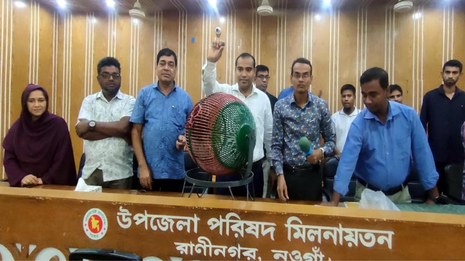 রাণীনগরে লটারিতে নারী শ্রমিক বাছাই