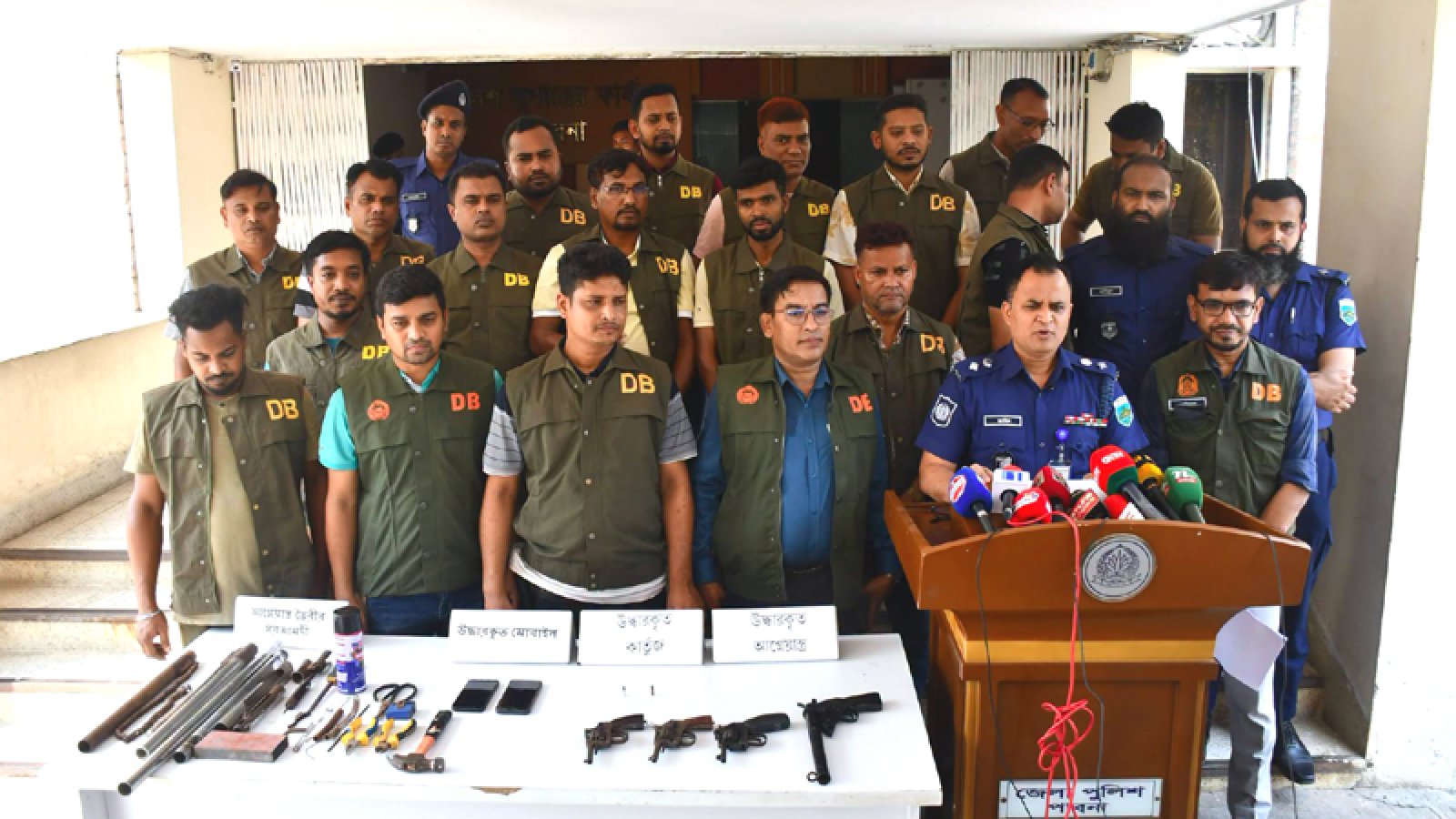 পাবনায় বিদেশি অস্ত্র-গুলিসহ যুবক গ্রেপ্তার