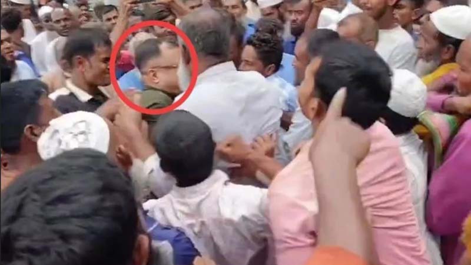 এবার সার না পেয়ে কৃষি কর্মকর্তাকে পেটালেন কৃষকরা, দৌড়ে ব্যবসায়ীর বাড়িতে আশ্রয়