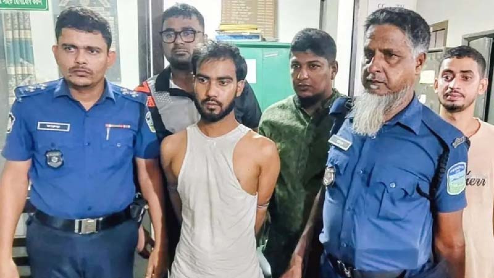 ঋণ না পেয়ে গভীর রাতে ব্যাংকের ভল্ট ভাঙতে গিয়ে আটক যুবক