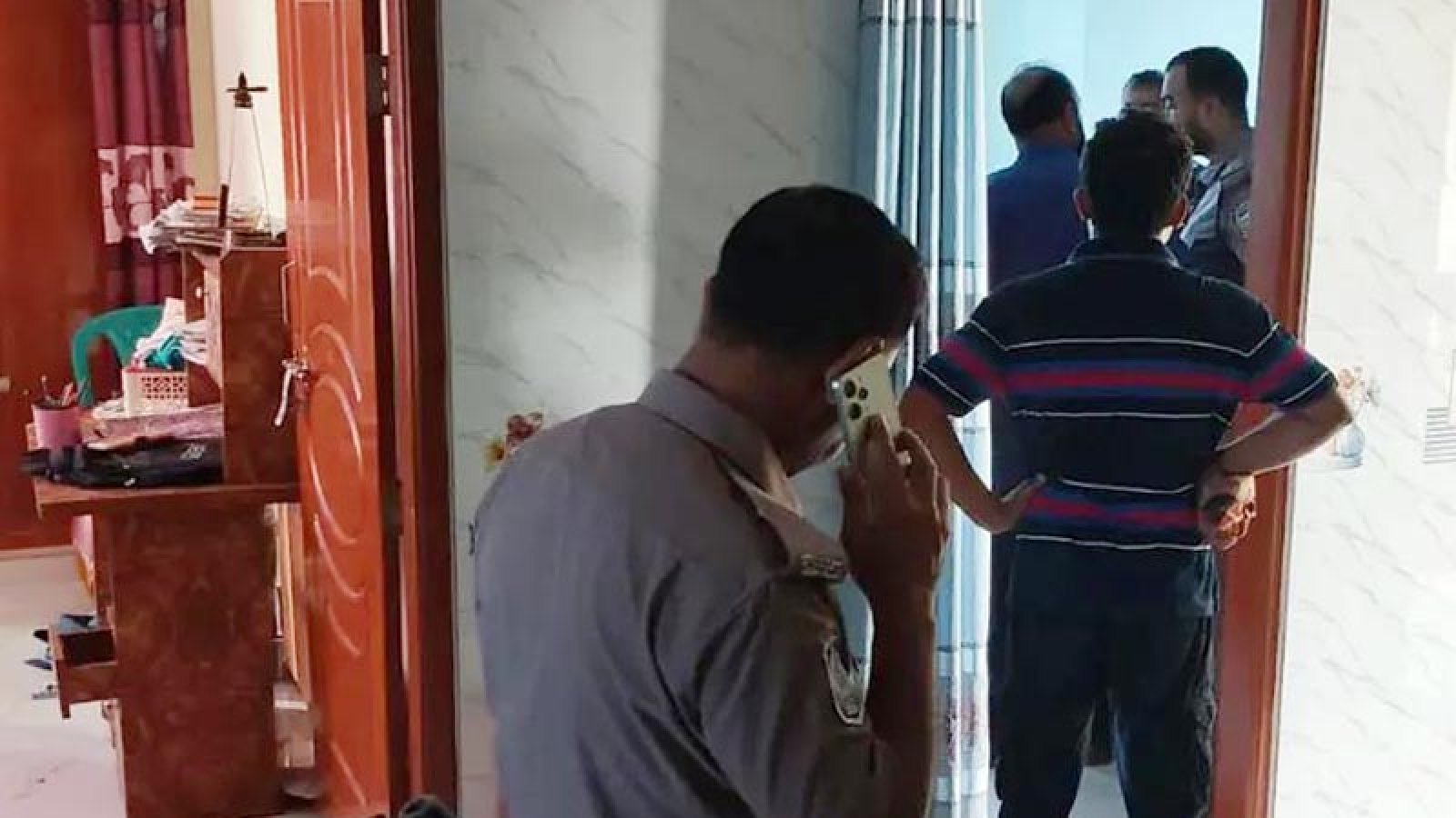 মাকে হত্যার পর দুই সন্তানকে ঘরে তালা দিয়ে চলে গেলেন বাবা