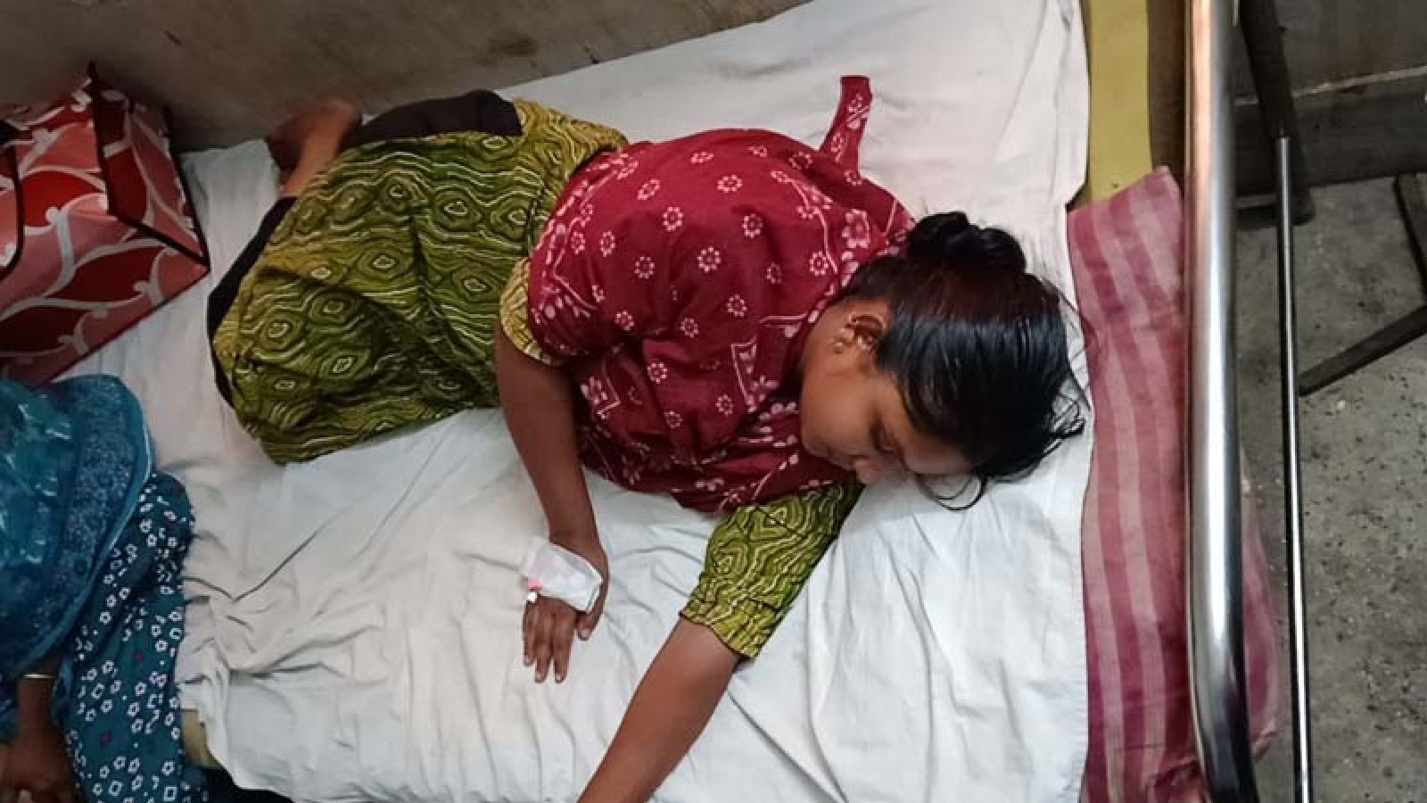দুর্গাপুরে আম পাড়াকে কেন্দ্র করে হামলার শিকার এক গৃহবধূ