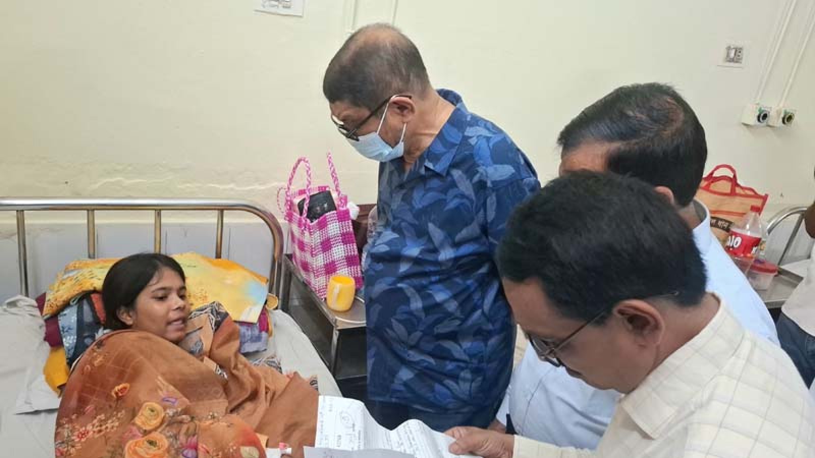 মজুত থাকলেও রোগীকে স্যালাইন না দেয়ায় টাকা ফেরত দিলেন স্বাস্থ্যমন্ত্রী