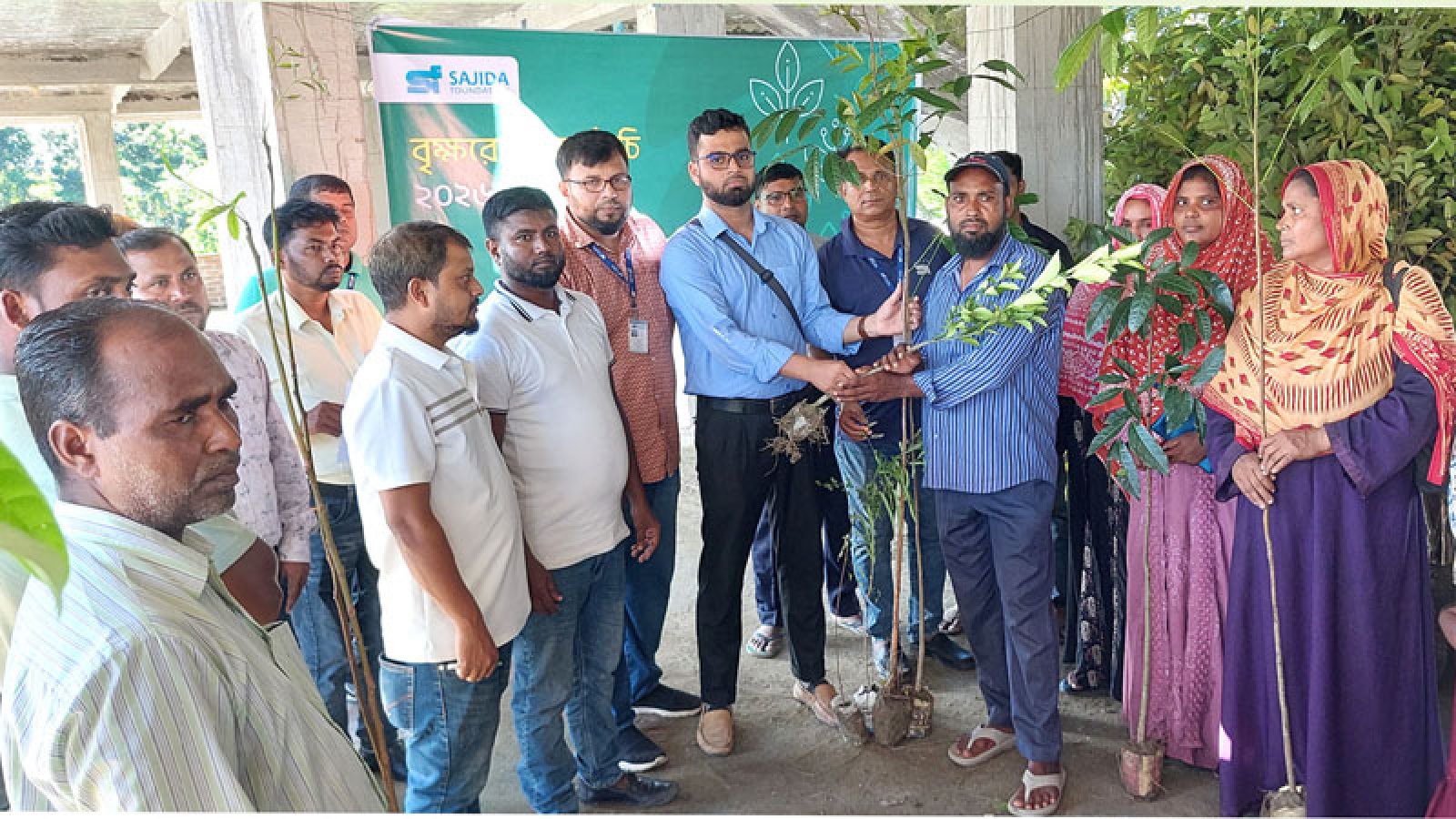 ঈশ্বরদীতে সাজেদা ফাউন্ডেশনে ৮ শতাধিক গাছের চারা বিতরণ