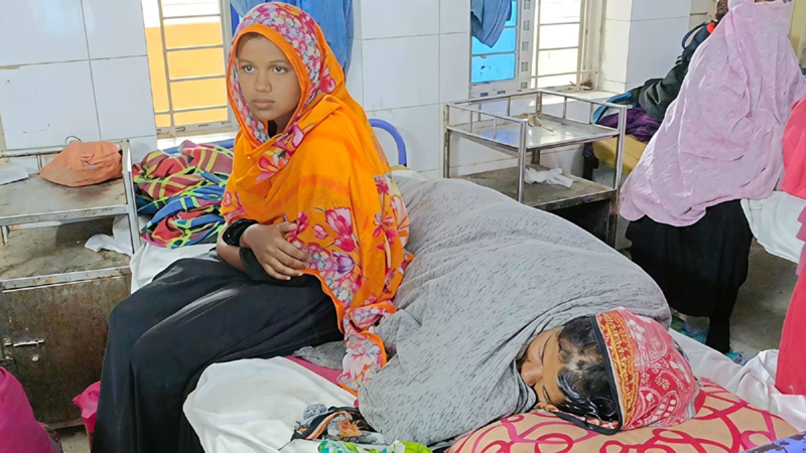 স্বামী-স্ত্রীকে মারপিট করে বেঁধে রেখে ৩টি ট্রান্সফর্মার লুট