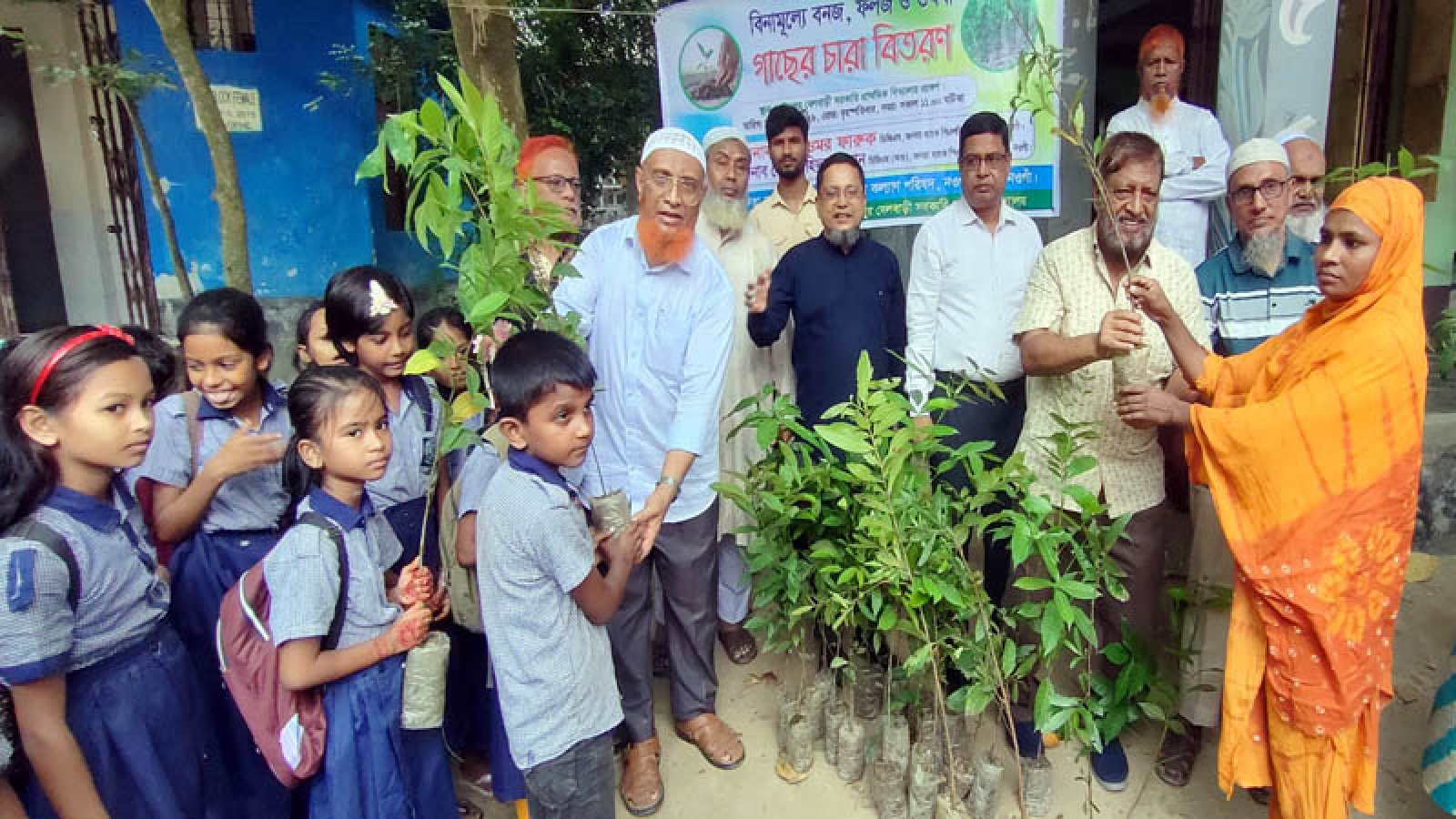 রাণীনগরে গাছের চারা বিতরণ