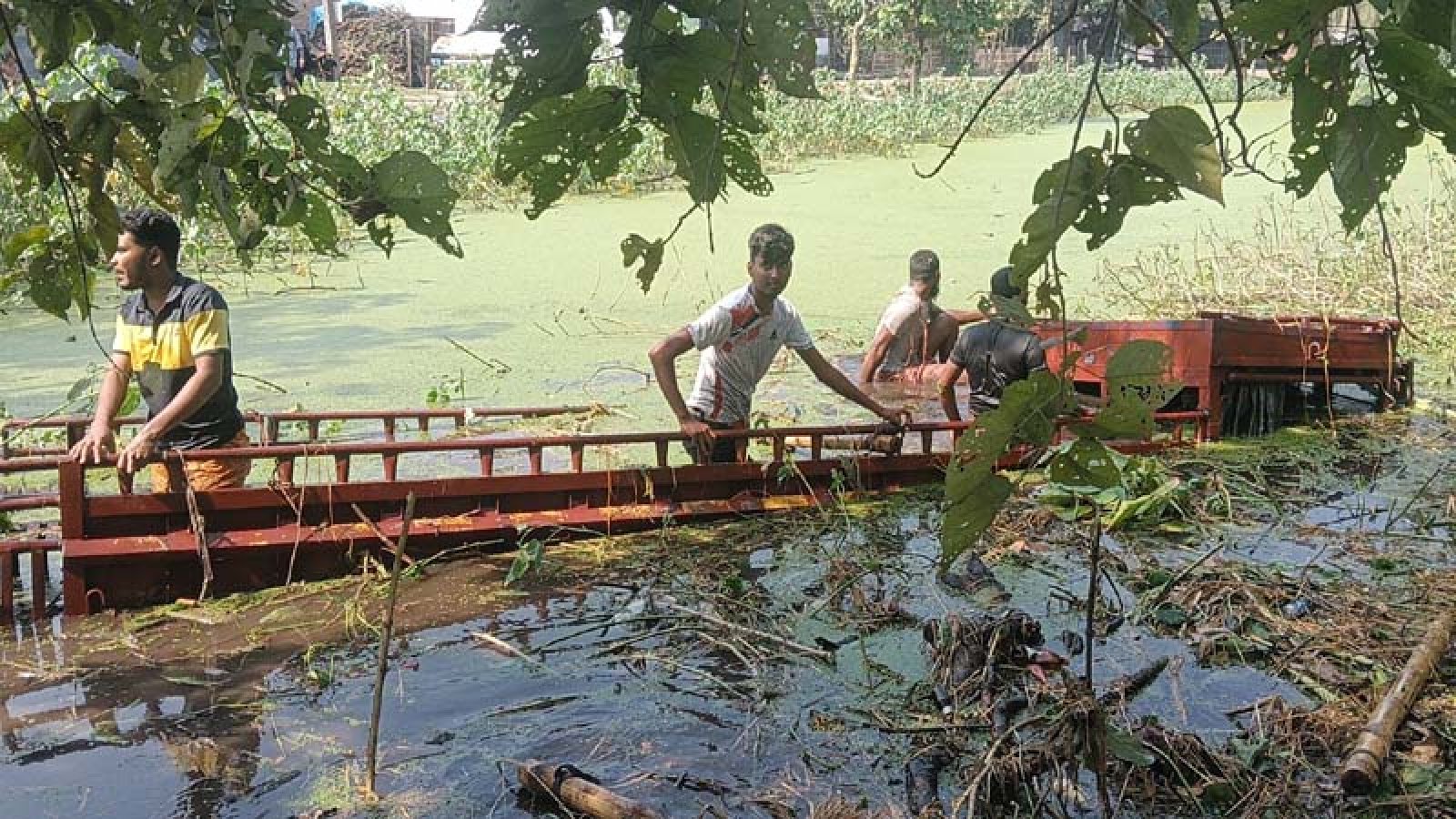 শিবগঞ্জে গরুবোঝাই ভটভটি খাদে, আহত ৮