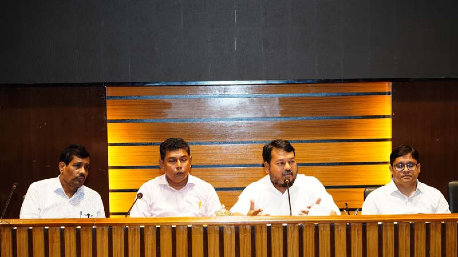 রাজস্ব বিভাগের কর্মকর্তা-কর্মচারীদের সাথে রাসিক প্রশাসকের মতবিনিময়