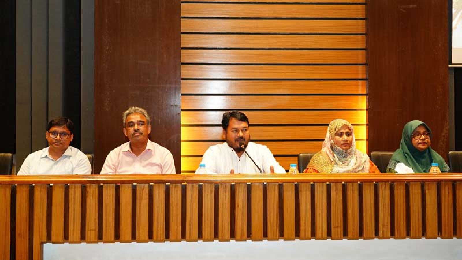 রাসিক প্রশাসকের সাথে বিভিন্ন পৌরসভাসমূহের বর্জ্য শাখার কর্মচারী প্রশিক্ষণার্থীদের মতবিনিময়