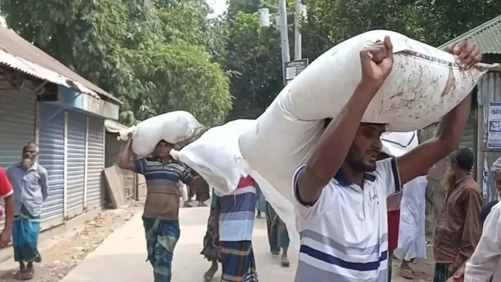 কুড়িগ্রামে ফের গুদাম ভেঙে সার নিয়ে যাওয়ার অভিযোগ