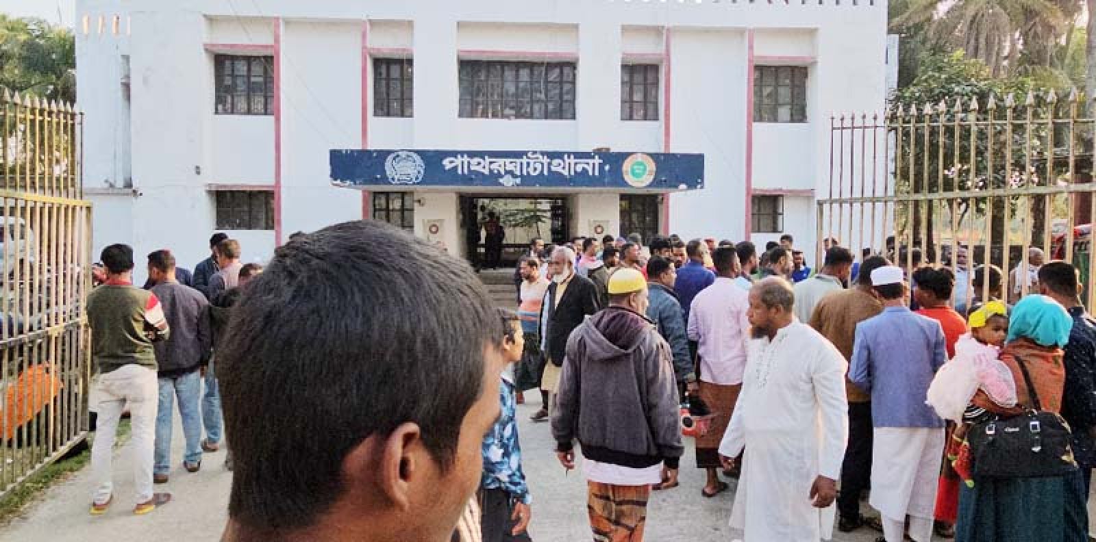 কুপিয়ে আহত করার জেরে গণপিটুনিতে যুবক নিহত
