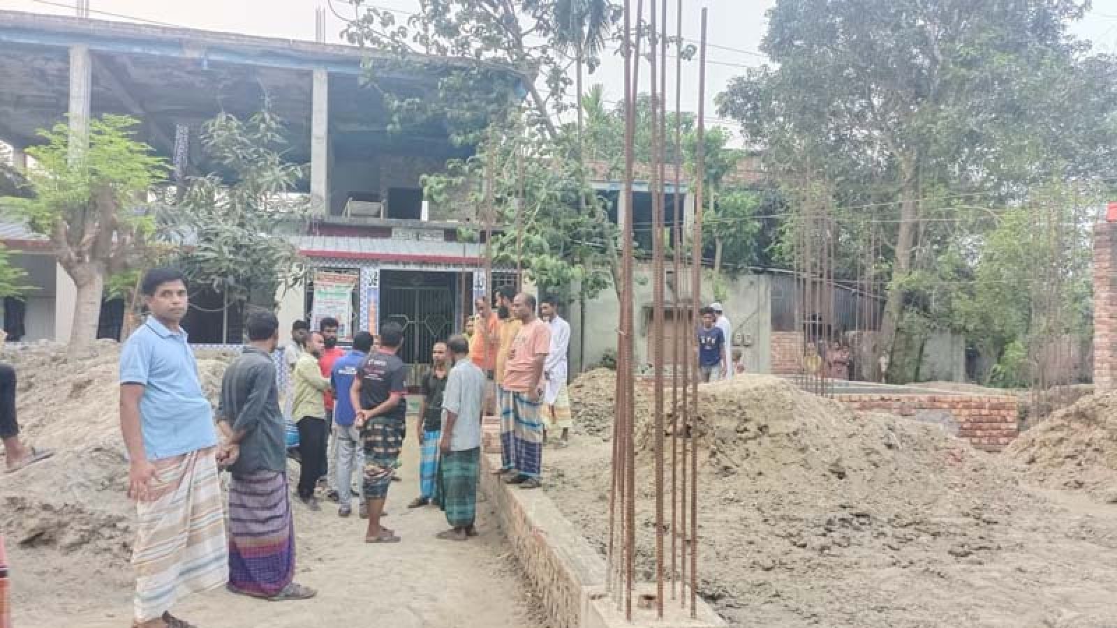 নওগাঁয় মসজিদের ওয়াল ভেঙে রাস্তা দেওয়ার প্রতিশ্রুতি দিয়ে বাড়ি নির্মাণের অভিযোগ