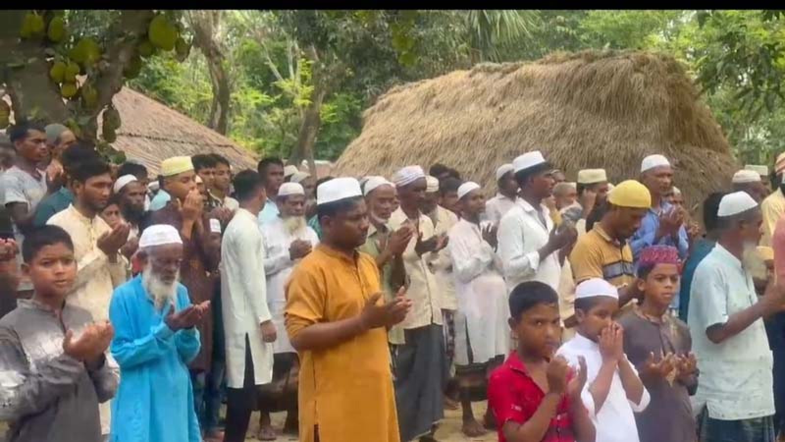 নওগাঁয় চার হত্যাকাণ্ড, গ্রামবাসী মিলে করলেন কবর জিয়ারত