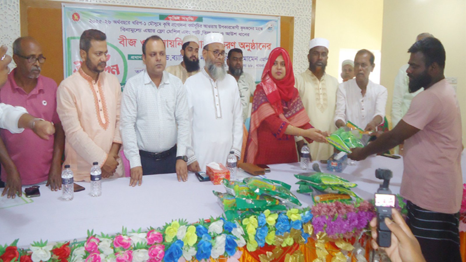 সাঁথিয়ায় কৃষকদের মাঝে বিনামূল্যে বীজ ও সার বিতরণ উদ্বোধন